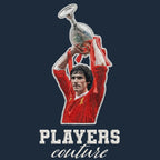 Alan Hansen Badge Men's T-Shirt – navy close-up detail shot of the Alan Hansen Players Couture logo design