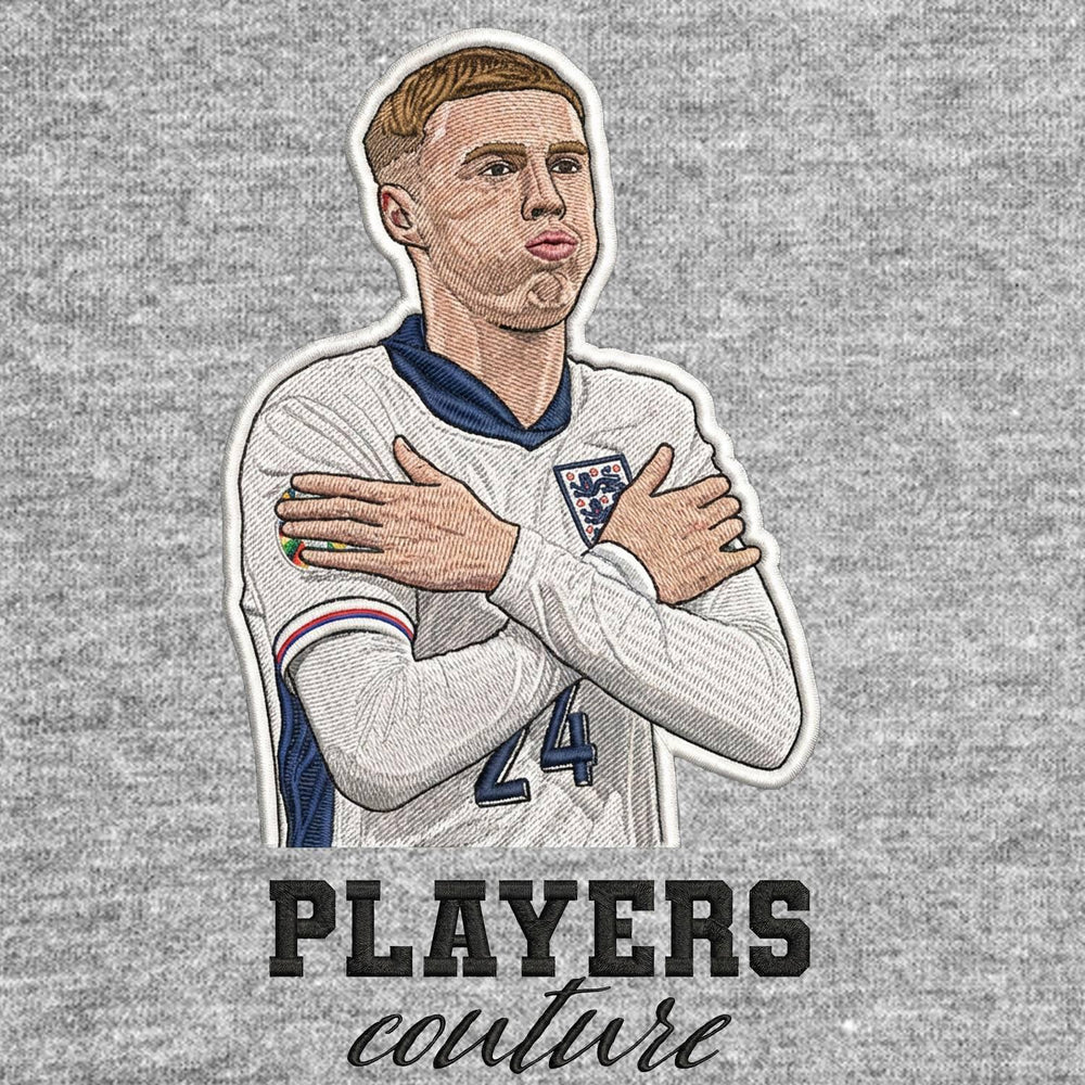 Cole Palmer Badge Men's T-Shirt – grey close-up detail shot of the Cole Palmer Players Couture logo design