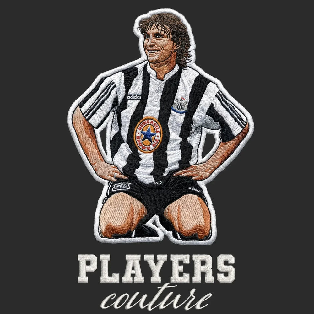 David Ginola Newcastle Badge Men's T-Shirt – black close-up detail shot of the David Ginola Newcastle Players Couture logo
