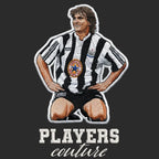 David Ginola Newcastle Badge Men's T-Shirt – black close-up detail shot of the David Ginola Newcastle Players Couture logo