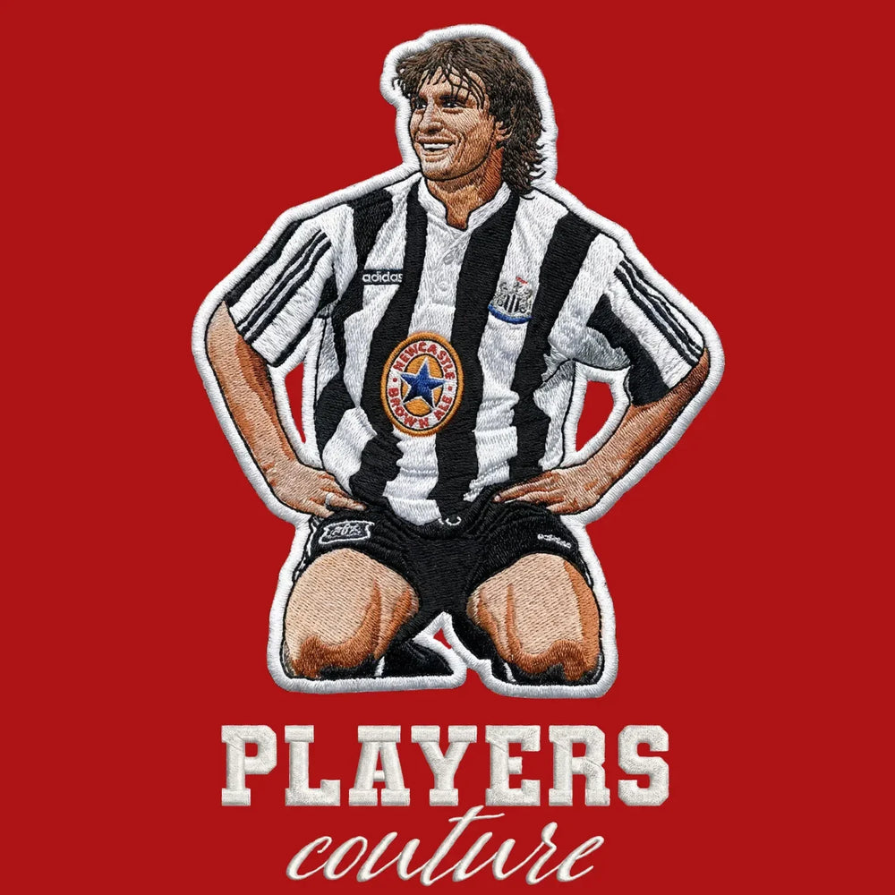 David Ginola Newcastle Badge Men's T-Shirt – red close-up detail shot of the David Ginola Newcastle Players Couture logo