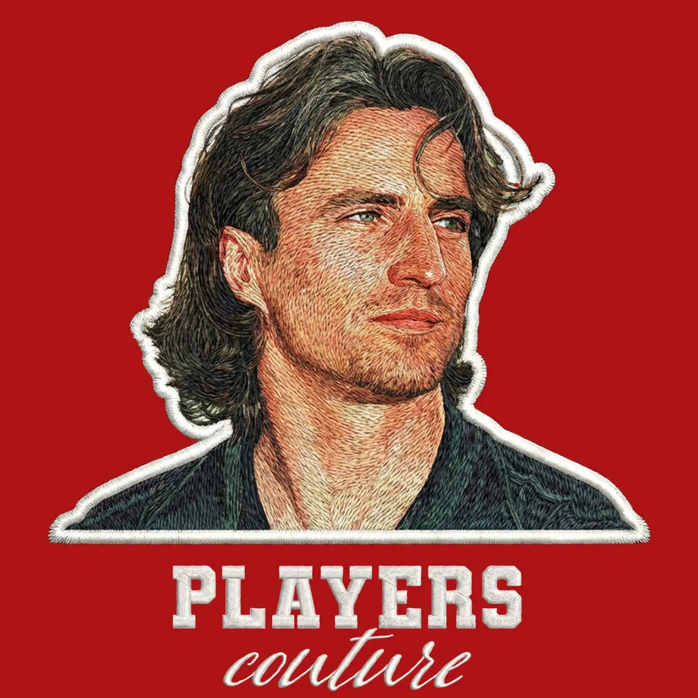 David Ginola Badge Men's T-Shirt – red close-up detail shot of the David Ginola Players Couture logo design