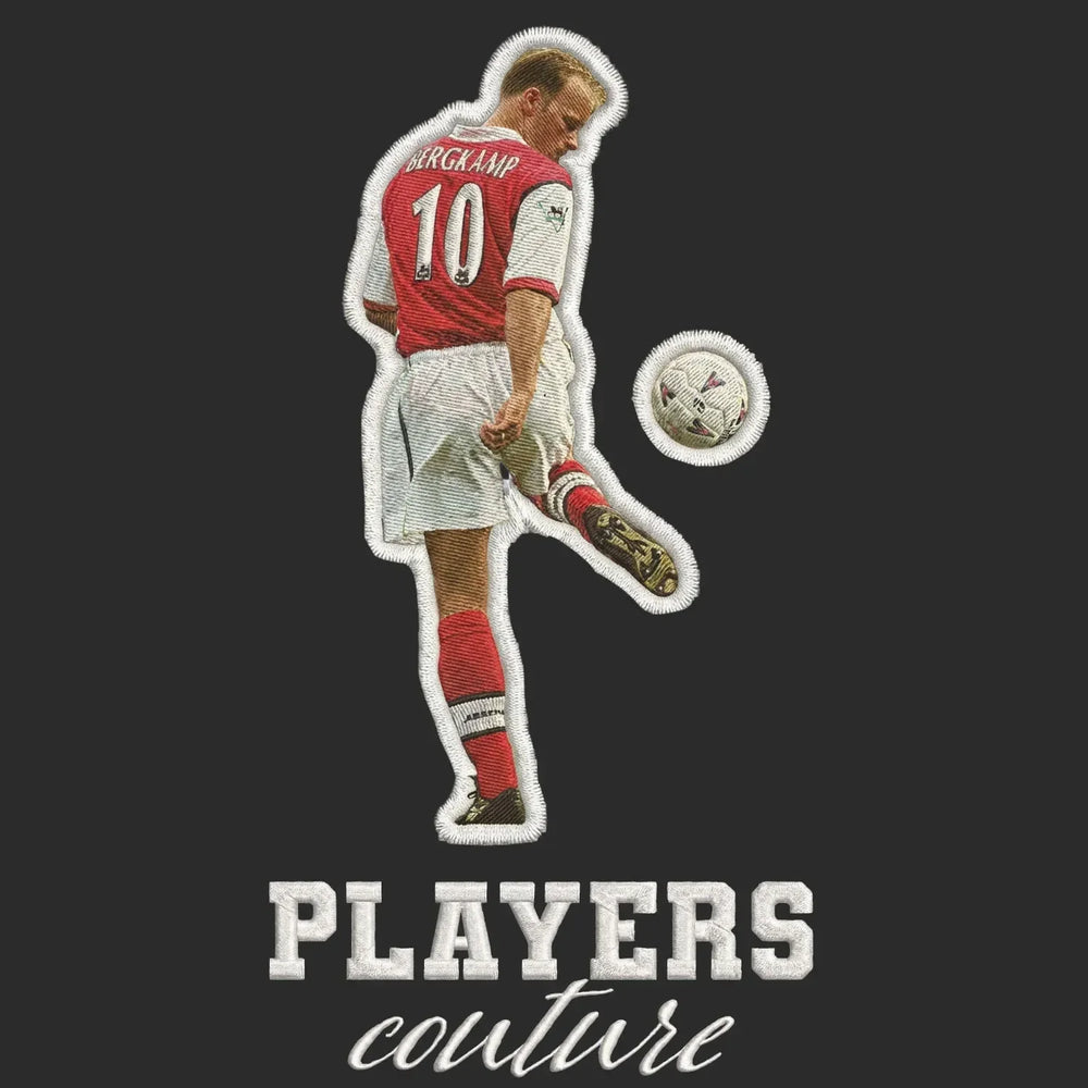 Dennis Bergkamp Badge Men's T-Shirt – black close-up detail shot of the Dennis Bergkamp Players Couture logo design