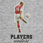 Dennis Bergkamp Badge Men's T-Shirt – grey close-up detail shot of the Dennis Bergkamp Players Couture logo design