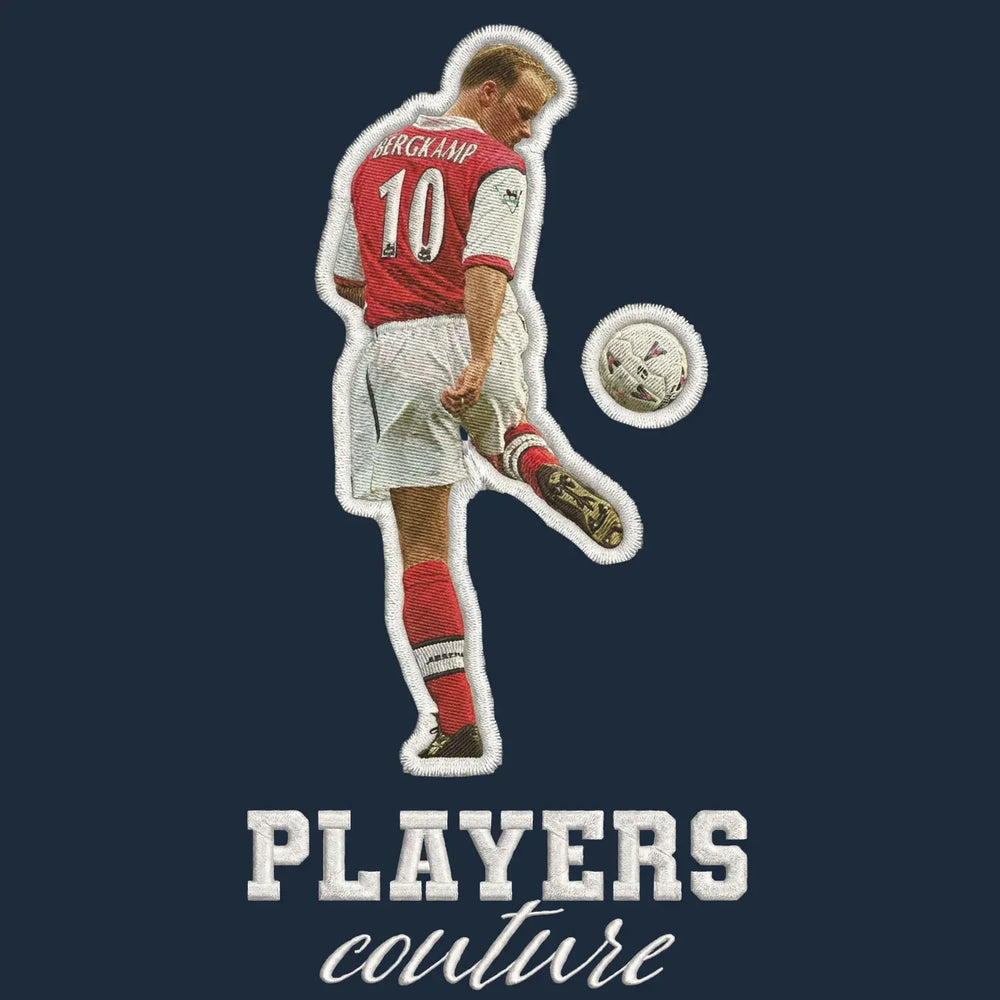 Dennis Bergkamp Badge Men's T-Shirt – navy close-up detail shot of the Dennis Bergkamp Players Couture logo design