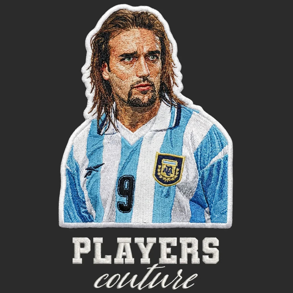 Gabriel Batistuta Badge Men's T-Shirt – black close-up detail shot of the Gabriel Batistuta Players Couture logo design