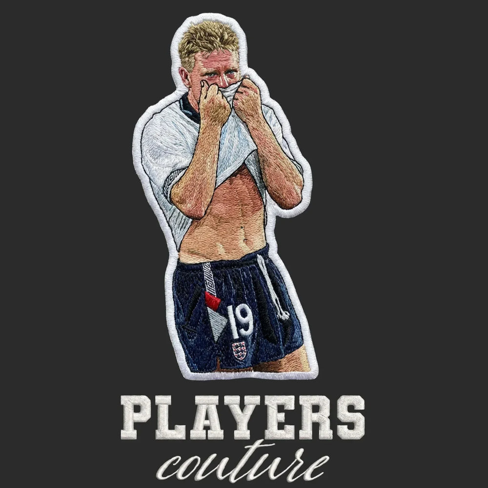 Gazza 1990 Badge Men's T-Shirt – black close-up detail shot of the Gazza 1990 Players Couture logo design