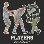 Steven Gerrard Kiss Badge Men's T-Shirt – black close-up detail shot of the Steven Gerrard Kiss Players Couture logo design
