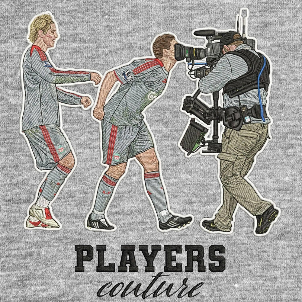 Steven Gerrard Kiss Badge Men's T-Shirt – grey close-up detail shot of the Steven Gerrard Kiss Players Couture logo design