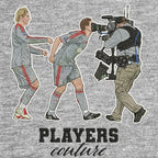Steven Gerrard Kiss Badge Men's T-Shirt – grey close-up detail shot of the Steven Gerrard Kiss Players Couture logo design