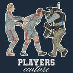 Steven Gerrard Kiss Badge Men's T-Shirt – navy close-up detail shot of the Steven Gerrard Kiss Players Couture logo design