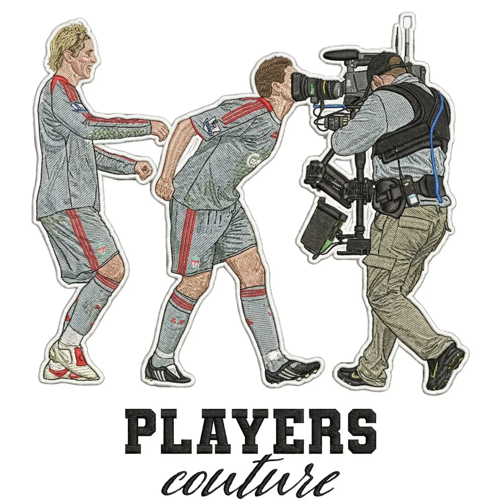 Steven Gerrard Kiss Badge Men's T-Shirt – white close-up detail shot of the Steven Gerrard Kiss Players Couture logo design