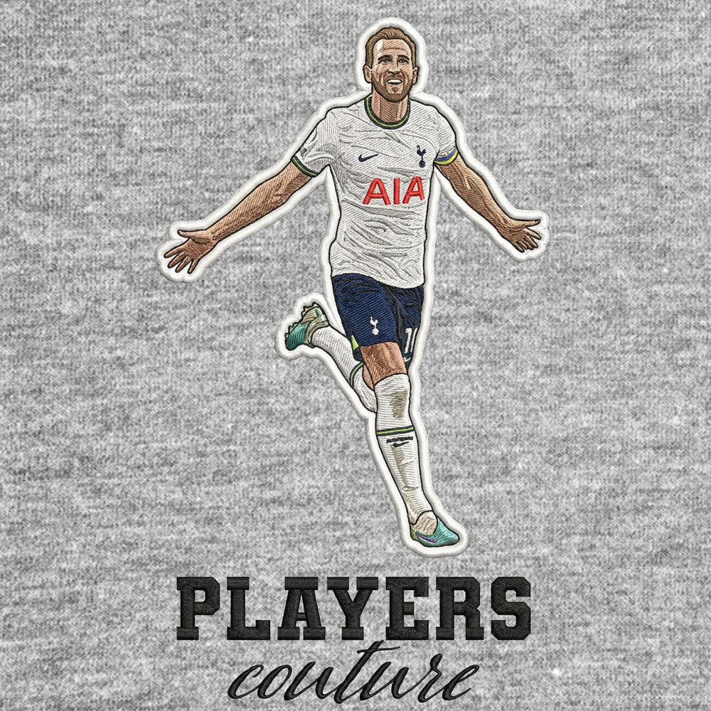 Harry Kane Badge Men's T-Shirt – grey close-up detail shot of the Harry Kane Players Couture logo design