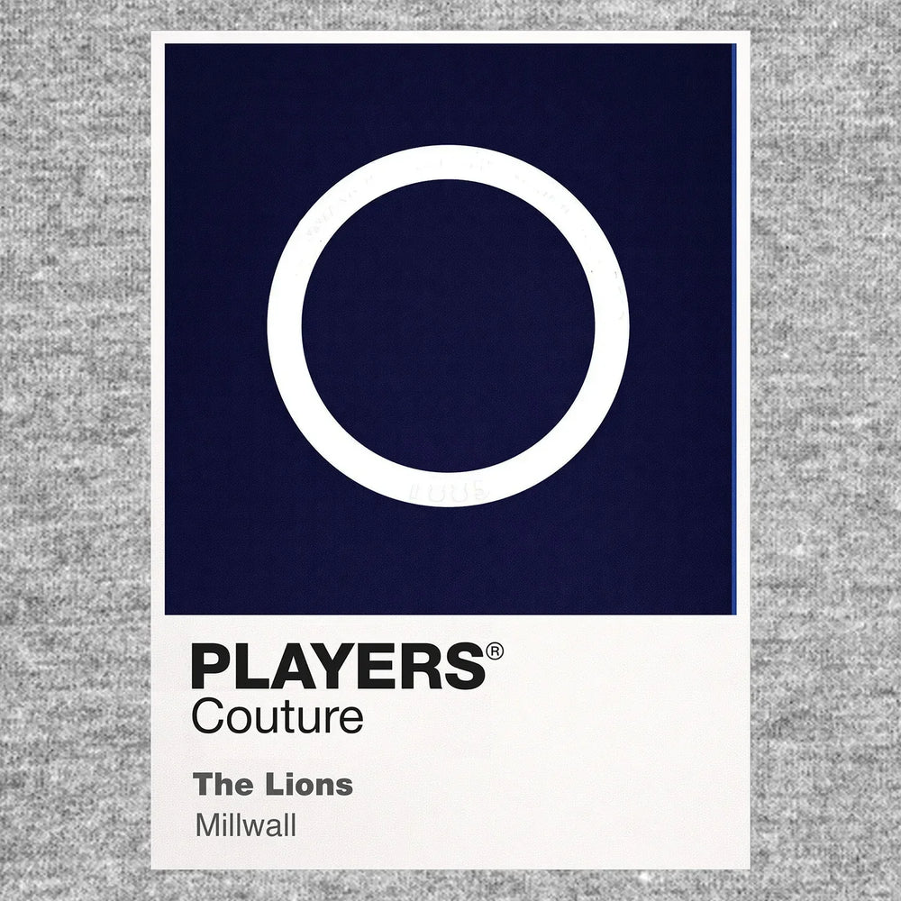 Millwall Classic Football Shirt Colours Frame Men's T-Shirt – grey close-up detail shot of the Millwall Players Couture logo