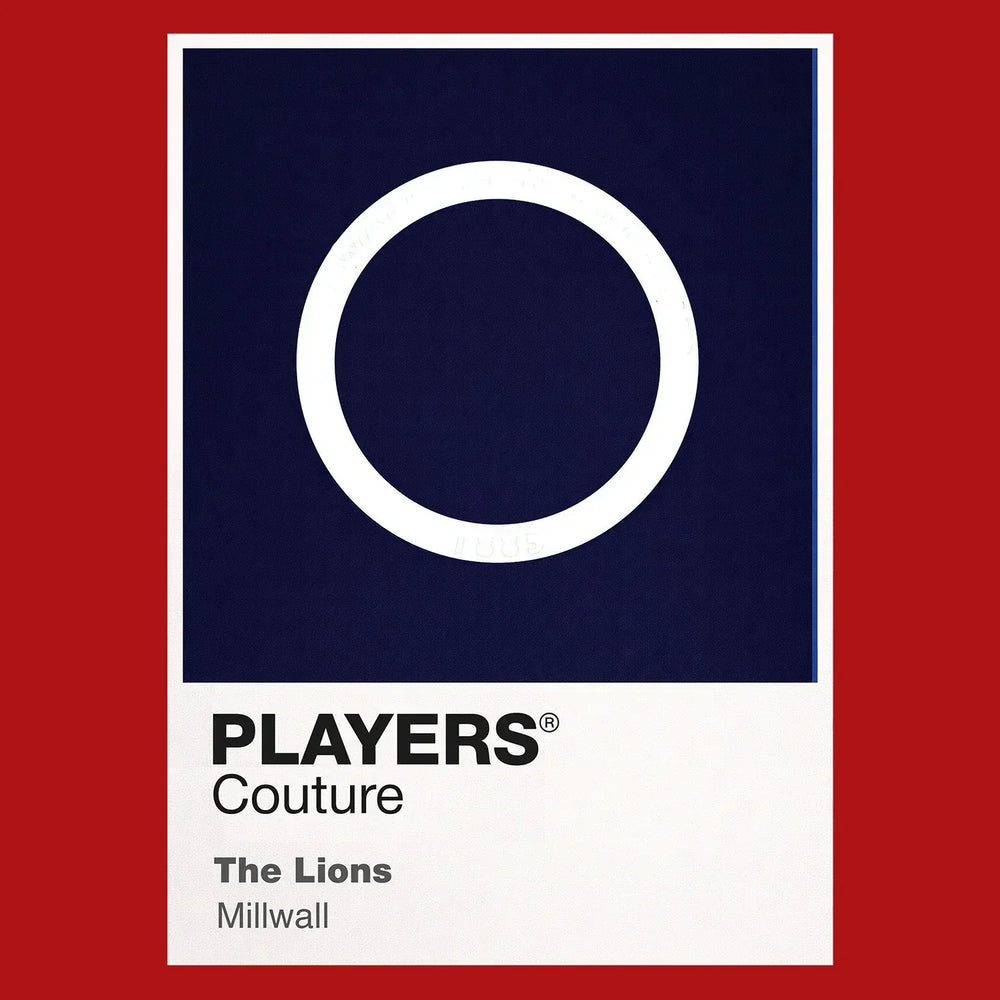 Millwall Classic Football Shirt Colours Frame Men's T-Shirt – red close-up detail shot of the Millwall Players Couture logo