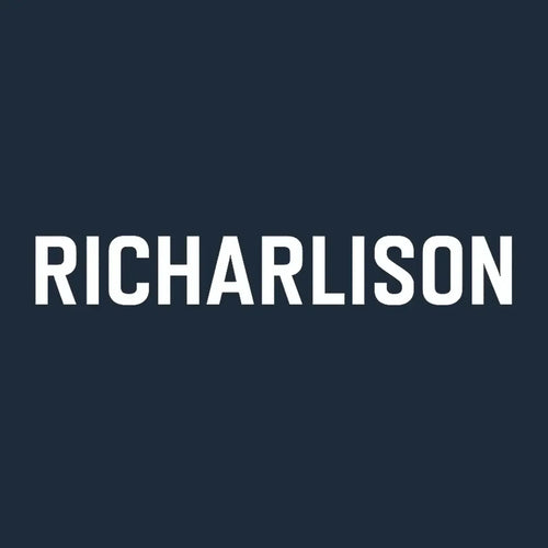 Richarlison Logo Men's T-Shirt – navy close-up detail shot of the Richarlison Players Couture logo design